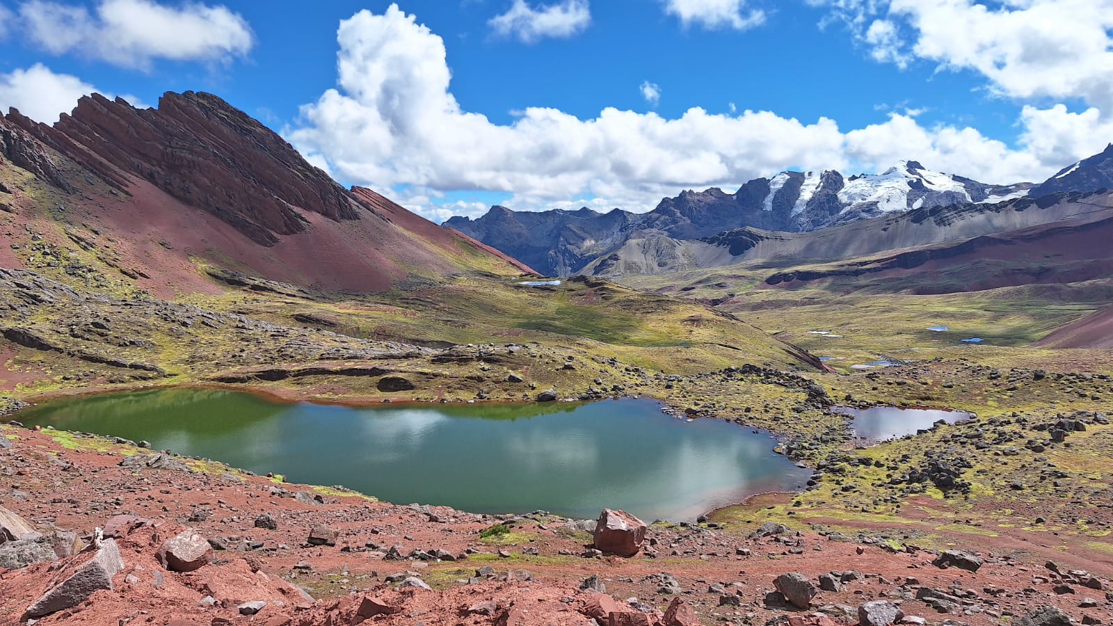 Montaña de colores y valle rojo en cuatrimotos